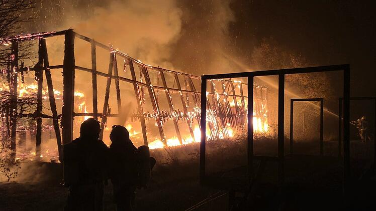 Massiver Brand auf Wertstoffhof Burgbernheim &ndash; Feuerwehreinsatz in der Nacht