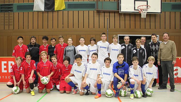 Kulmbacher Kreismeister bei den C-Junioren ist die JFG Maintal/Friesenbachtal mit (hinten, von rechts) Spielgruppenleiter Volker Beck, Schiedsrichterlehrwart Heiko Hoffmann, Spielgruppenleiter Horst Deller, den Trainern Sven Schirmer und Thomas Bergner, Fabian Lehnert, Martin Schubert, Jan Würffel, Michael Hohenberger sowie (vorne, von rechts) Benedikt Leidhold, Jonas Friedrich, Christian Teufel, Nico do Adro Laurenz Föhn und Chi Tam Nguyen. Links der TSV 08 mit (hinten, von links) Leo Hübner...