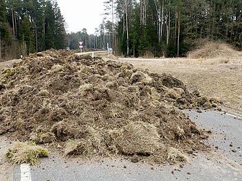 Erde auf der Straße vor dem als Parteitagsgelände auserkorenen Grundstück verhindert nun die Veranstaltung der NPD in Rottenbach. Foto: Albert Höchstädter