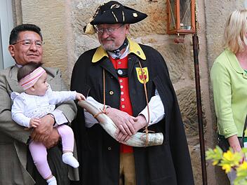 Efrain Salinas und Töchterchen Julia schließen eine erste Bekanntschaft mit dem Eberner Türmer Armin Dominka. Foto: Katharina Becht