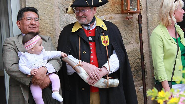 Efrain Salinas und Töchterchen Julia schließen eine erste Bekanntschaft mit dem Eberner Türmer Armin Dominka. Foto: Katharina Becht