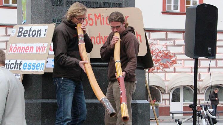Mit Didgeridoos simulierten Axel und Tom das Geräusch anfliegender Flugzeuge.
