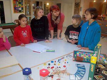 Rosalie, Johanna, Maxima, Christina, Eiko und Elena erfinden neue Spiele im Jugendhaus Schlupfwinkel.  Fotos: Gabi Arnold