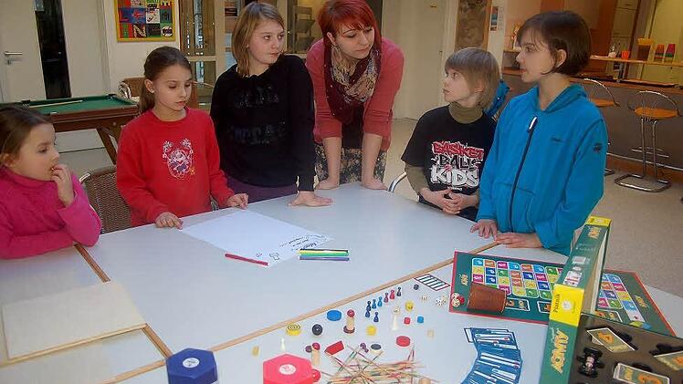 Rosalie, Johanna, Maxima, Christina, Eiko und Elena erfinden neue Spiele im Jugendhaus Schlupfwinkel.  Fotos: Gabi Arnold