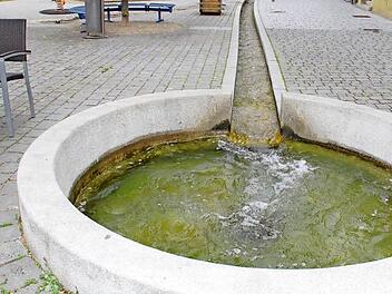 In der Vergangenheit kam es am Wassereinlaufbecken zu kritischen Situationen mit kleineren Kindern. Eine Gestaltung in Form des Lichtenfelser Straßengeflechts soll für mehr Sicherheit sorgen.  Foto: Gerda Völk