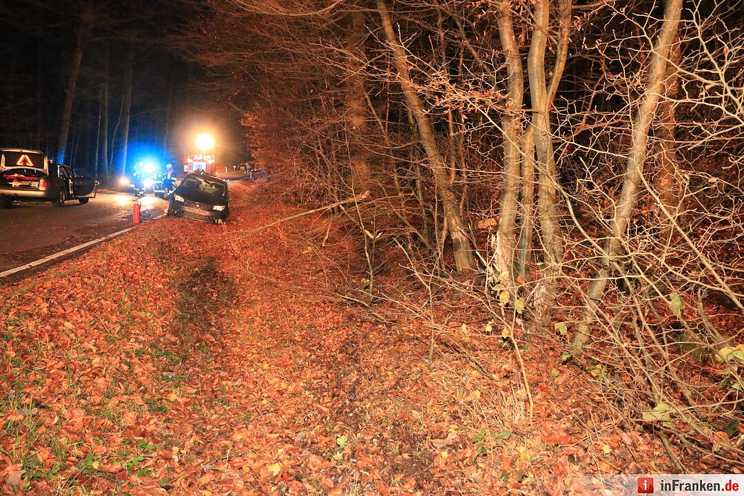 Pkw prallt bei Buch gegen Baum