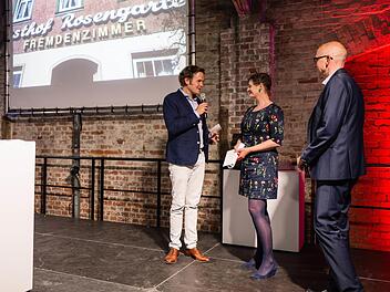 Natalie Schalk aus Bad Rodach gewann den Medienpreis in der Kategorie Wellenschläger/Oberfranken. Links Moderator Christian Limpert, rechts Tageblatt-Redaktionsleiter Oliver Schmidt.