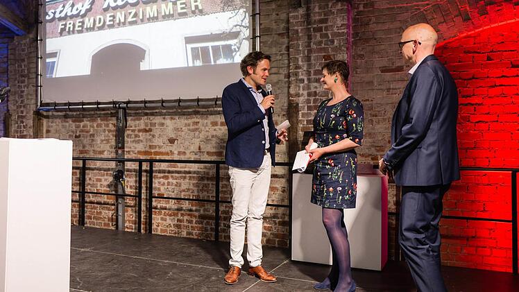 Natalie Schalk aus Bad Rodach gewann den Medienpreis in der Kategorie Wellenschläger/Oberfranken. Links Moderator Christian Limpert, rechts Tageblatt-Redaktionsleiter Oliver Schmidt.