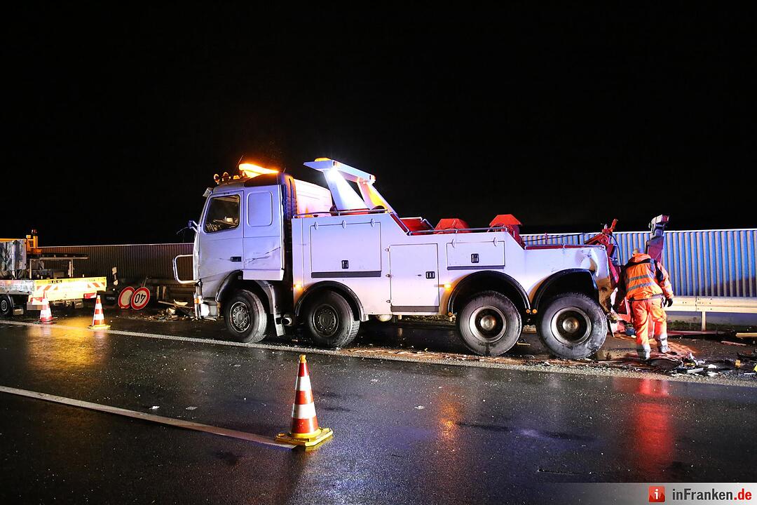 Lkw walzt Nachtbaustelle nieder - Bauarbeiter schwer verletzt - Bild der Verwuestung auf mehr als 300 Metern