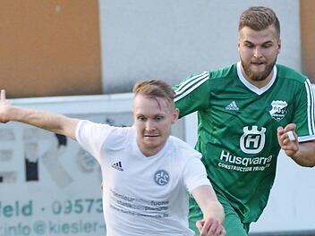 Der Lichtenfelser Torsch&uuml;tze Daniel Oppel (vorne) ist von Andreas Kallert nicht zu stoppen. Fotos: Gunther Czepera