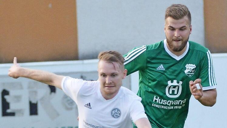 Der Lichtenfelser Torsch&uuml;tze Daniel Oppel (vorne) ist von Andreas Kallert nicht zu stoppen. Fotos: Gunther Czepera