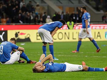 Während sich die italienischen Spieler  tränenreich von der großen Fußballbühne verabschieden mussten, brachen die schwedischen Spieler am Dienstagabend nach dem 0:0 im Mailänder San Siro in Jubelorgien aus.Fotos: dpa