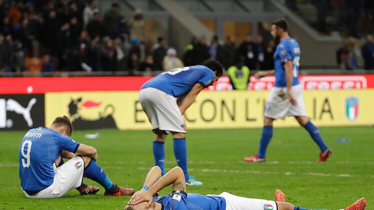 Während sich die italienischen Spieler  tränenreich von der großen Fußballbühne verabschieden mussten, brachen die schwedischen Spieler am Dienstagabend nach dem 0:0 im Mailänder San Siro in Jubelorgien aus.Fotos: dpa