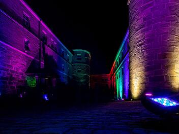 Die Festung Rosenberg erstrahlt derzeit in den buntesten Farben. Foto: Marian Hamacher