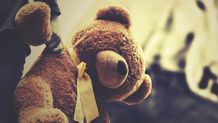 Verbrennungen und Brüche: Weil er glaubte, sein Ziehsohn sei schwul, soll der Täter den achtjährigen Jungen monatelang gequält haben. Symbolbild: pixabay/Alexas_Fotos