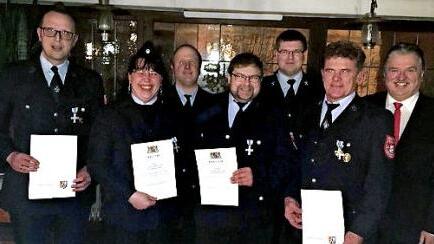 Ehrungen bei der Großenhüler Wehr; im Bild (von links): Zweiter Kommandant und Bürgermeister Andreas Pöhner, Nadja Kretter, Kommandant Tobias Horter, Vorsitzender Gerd Kretter, Kreisbrandmeister Stefan Heidenreich, Helmut Hacker und Landrat Klaus Peter Söllner Foto: pr.