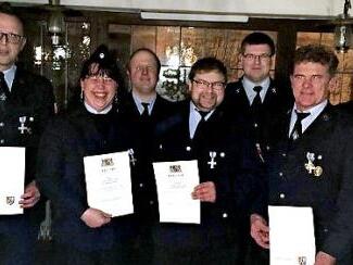 Ehrungen bei der Großenhüler Wehr; im Bild (von links): Zweiter Kommandant und Bürgermeister Andreas Pöhner, Nadja Kretter, Kommandant Tobias Horter, Vorsitzender Gerd Kretter, Kreisbrandmeister Stefan Heidenreich, Helmut Hacker und Landrat Klaus Peter Söllner Foto: pr.