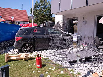 In Hilpoltstein krachte ein 85-J&auml;hriger mit seinem Auto gegen ein Wohnhaus und wurde t&ouml;dlich verletzt.