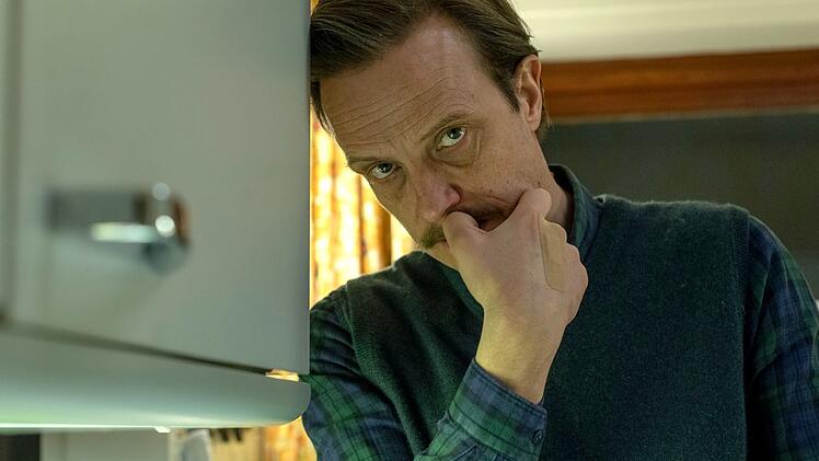 Mindestens ebenso unheimlich wie der berühmte "stille Gast", den Lars Eidinger dreimal im Kieler "Tatort" verkörperte: August Diehl spielt zum Abschied von Klaus Borowski einen Mörder namens Robert Frost. Es ist ein Nägel kauender Psychopath, der ohne mit der Wimper zu zucken Menschen aus dem Weg räumt, die ihn nerven.