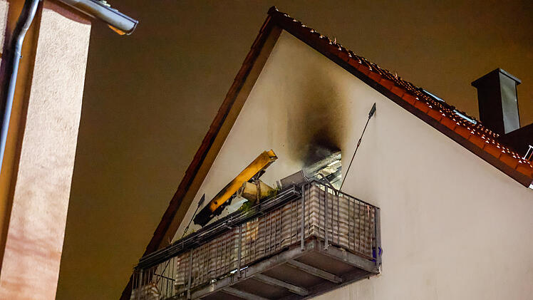 Zimmerbrand in Mehrfamilienhaus: Zwei Personen verletzt