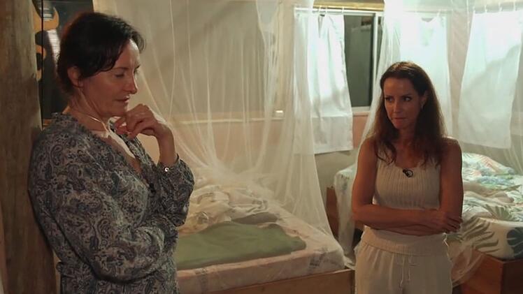 Die beiden Hofdamen Mirian (links) und  Belina sind geschockt &uuml;ber die Unterkunft in Costa Rica.