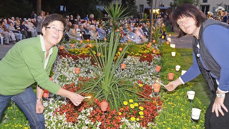 In Eile: Renate Metz (links) und Martina Rauch mussten rund die Kerzen für die Kurgartenbeleuchtung anzünden. Fotos: Peter Rauch