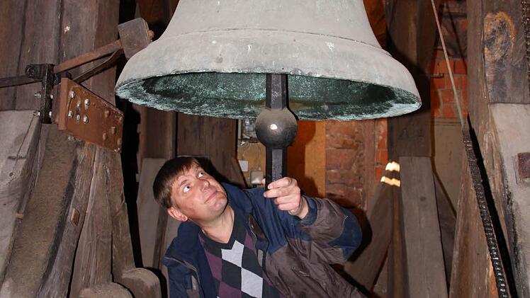 ...während der Klöppel innen die Glocke zum Läuten bringt.