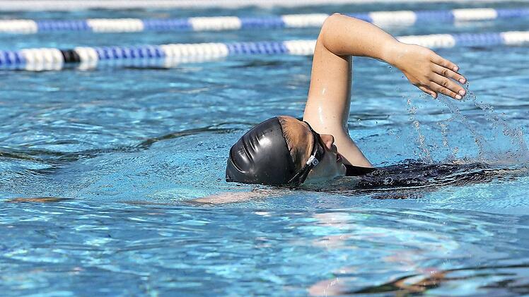 Die flüssige Koordination der Bewegungen ist wichtig beim Schwimmen. BR-Reporterin Dagmar Besand versucht im Training, ihre stilistischen Fehler beim Kraulen auszumerzen und gleichzeitig schneller zu werden.  Foto: Matthias Hoch