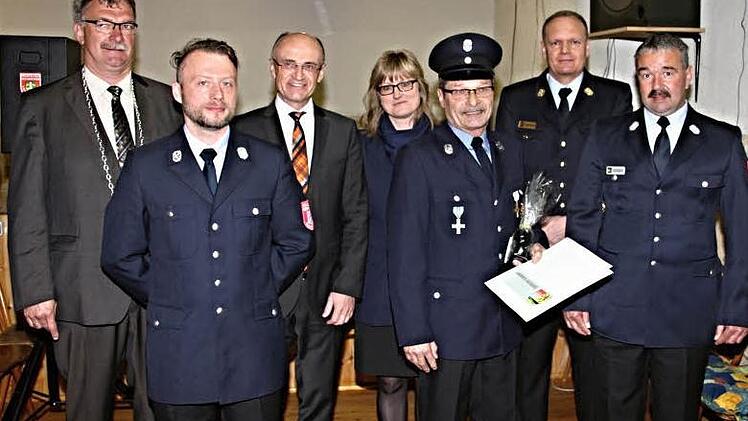 Karl-Ludwig Müller aus Obermerzbach (Dritter von rechts) erhielt für 40 Jahre aktiven Dienst das Feuerwehrabzeichen. Mit ihm freuen sich (von links) Bürgermeister Helmut Dietz, Kommandant Frank Wohlleben, Landrat Wilhelm Schneider, Feuerwehrreferentin Sandra Schramm, Kreisbrandinspektor Thomas Habermann und Kreisbrandmeister Ralph Morgenroth.  Foto: Helmut Will