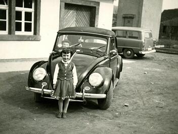 Der Stolz der ganzen Familie: der Cabrio-Käfer aus Heubach vor dem Haus der Bäuerin (etwa um 1965). Deutsche Wertarbeit. Auf dem Bild strahlt Tochter Erika über das Gefährt ihre Vaters. Foto: Rothbauer