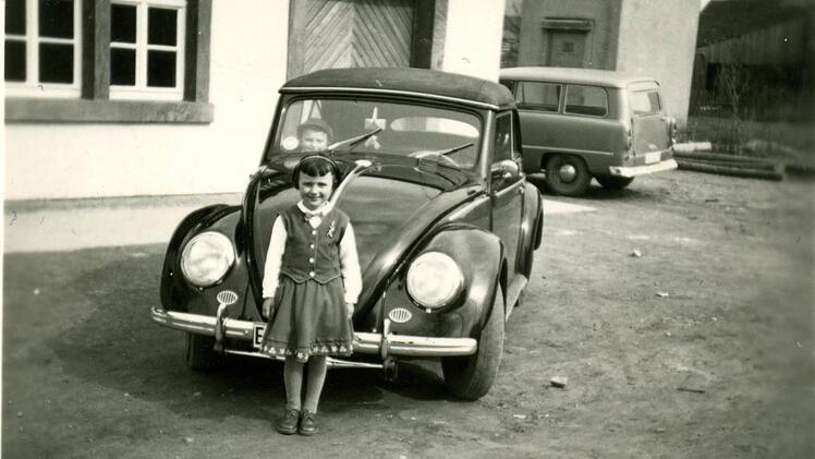 Der Stolz der ganzen Familie: der Cabrio-Käfer aus Heubach vor dem Haus der Bäuerin (etwa um 1965). Deutsche Wertarbeit. Auf dem Bild strahlt Tochter Erika über das Gefährt ihre Vaters. Foto: Rothbauer