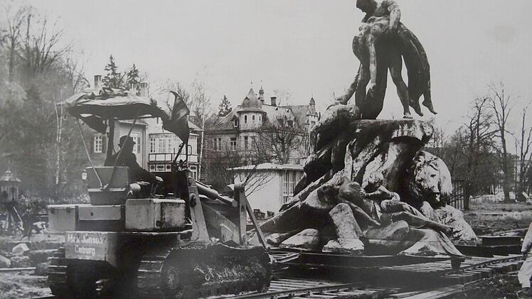 Die Figurengruppe des Sintflutbrunnens von Ferdinand Lepcke musste 1965 bei der Umgestaltung des Rosengartens umziehen.