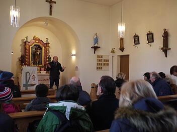 Wenn es eine Führung durch die Weiherlandschaft rund um Poppenwind gibt, öffnet Mesner Ottmar Walter auch gerne die Türen der Kapelle. Foto: Pauline Lindner