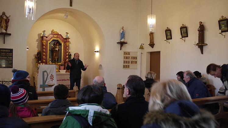 Wenn es eine Führung durch die Weiherlandschaft rund um Poppenwind gibt, öffnet Mesner Ottmar Walter auch gerne die Türen der Kapelle. Foto: Pauline Lindner
