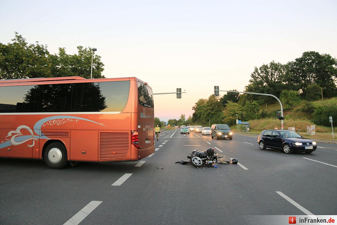 Bus missachtet Rotlicht - Rollerfahrer bei Kollision schwer verletzt