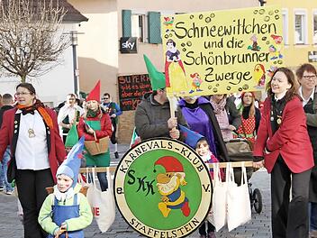 Schneewittchen und die Schönbrunner Zwerge führten den Faschingszug an.