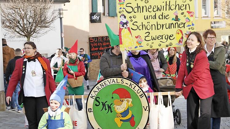 Schneewittchen und die Schönbrunner Zwerge führten den Faschingszug an.