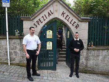 Michael und Andreas Krapp unterstützen als Security-Kräfte die Mitarbeiter des Spezial Kellers immer samstags. Foto: Ronald Rinklef