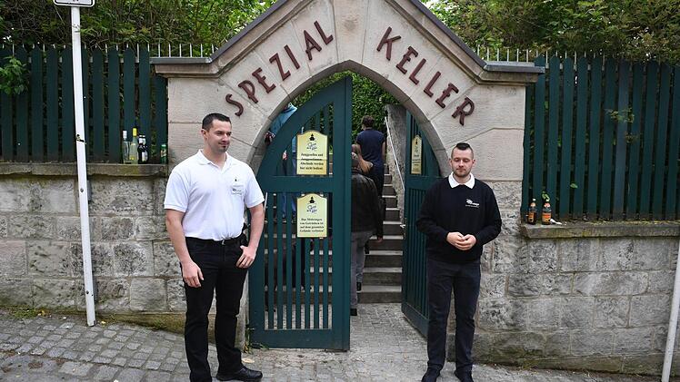 Michael und Andreas Krapp unterstützen als Security-Kräfte die Mitarbeiter des Spezial Kellers immer samstags. Foto: Ronald Rinklef