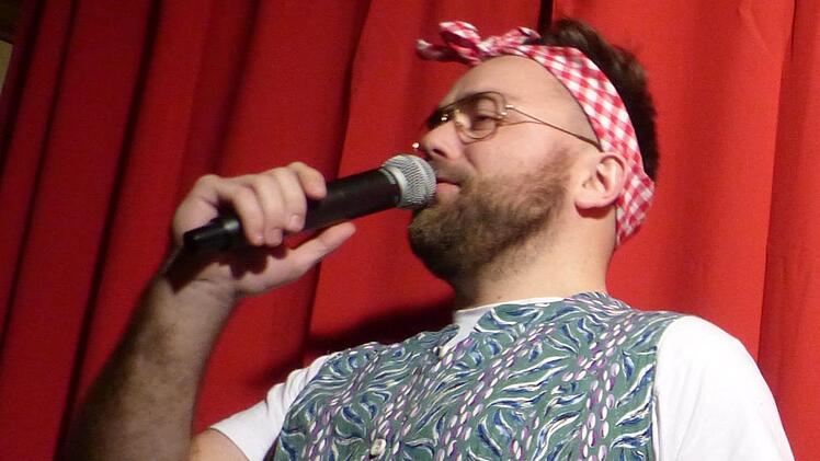 Gekonnt mit viel Witz  führte Philipp Mölter durch das närrische Programm.