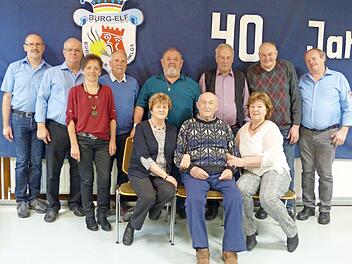 Vorsitzender Rupert Mangold freut sich über die Frauen und Männer der "ersten Stunde" (von links): Engelbert Beck, Hiltrud Katzenberger, Berthold Katzenberger, Reinhardt Hablowetz, Walter Dünisch, Edgar Erhard, Martin Beck sowie (vorne von links) Irmgard Dünisch, Franz Weckert und Doris Beck, die sich der Burgläurer "Interessengemeinschaft", der heutigen "Burgelf", vor 40 Jahren anschlossen und die erste Prunksitzung im Gemeindesaal Burglauer zu einem vollen Erfolg werden ließen. Fotos: Manfr...