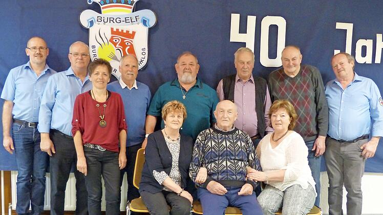 Vorsitzender Rupert Mangold freut sich über die Frauen und Männer der "ersten Stunde" (von links): Engelbert Beck, Hiltrud Katzenberger, Berthold Katzenberger, Reinhardt Hablowetz, Walter Dünisch, Edgar Erhard, Martin Beck sowie (vorne von links) Irmgard Dünisch, Franz Weckert und Doris Beck, die sich der Burgläurer "Interessengemeinschaft", der heutigen "Burgelf", vor 40 Jahren anschlossen und die erste Prunksitzung im Gemeindesaal Burglauer zu einem vollen Erfolg werden ließen. Fotos: Manfr...