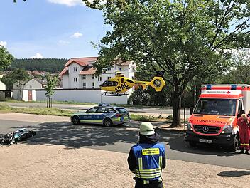 Schwere Verletzungen hat sich ein Motorradfahrer bei einem Unfall am Samstag in Ebern zugezogen. Er war von der Straße abgekommen und gegen einen Baum geprallt. Mit dem Rettungshubschrauber (im Hintergrund ) wurde er ins Klinikum Bamberg geflogen.  Foto: Michael Will/BRK