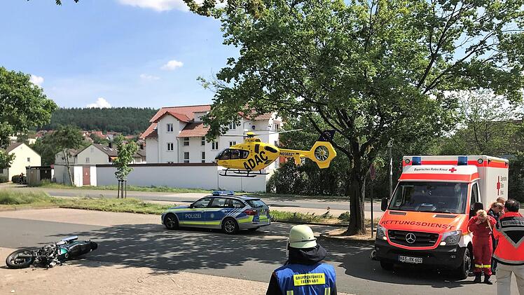 Schwere Verletzungen hat sich ein Motorradfahrer bei einem Unfall am Samstag in Ebern zugezogen. Er war von der Straße abgekommen und gegen einen Baum geprallt. Mit dem Rettungshubschrauber (im Hintergrund ) wurde er ins Klinikum Bamberg geflogen.  Foto: Michael Will/BRK