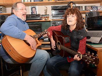 Agathe Wachter und Norbert Appel haben das Album "Haam zu mir" mit viel Liebe zum Detail im Tonstudio produziert.Dagmar Besand