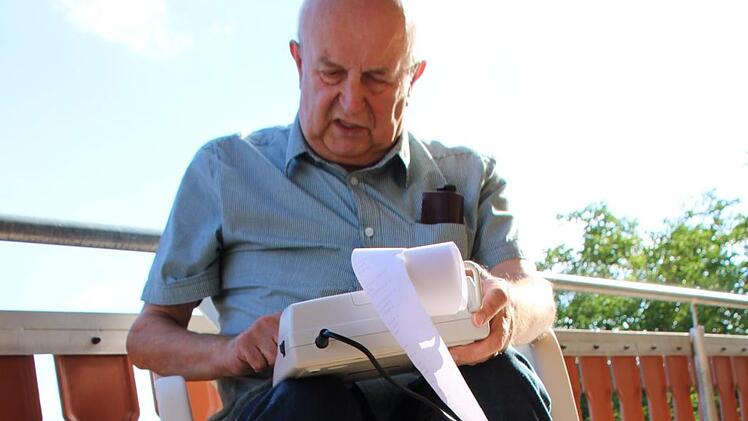 Das Ergebnis der Landtagswahl rechnete Franz Gebhart aus Bad Brückenau noch mit dem Taschenrechner nach. Inzwischen hat er sich eine Rechenmaschine gekauft. Foto: Ulrike Müller