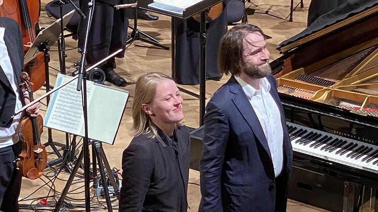 Ruth Reinhard hat die Deutsche Kammerphilharmonie Bremen dirigiert, am Klavier Daniil Trifonov