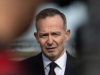 Testfahrt auf A9: Wissing f&auml;hrt in fahrerlosem Lkw mit