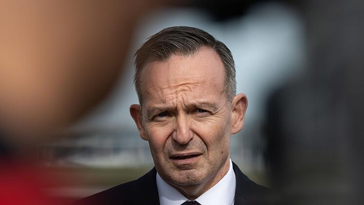 Testfahrt auf A9: Wissing f&auml;hrt in fahrerlosem Lkw mit