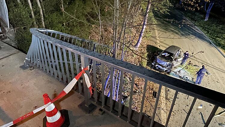 Helmbrechts: 19-Jähriger flüchtet vor der Polizei - und stürzt mit seinem Auto von einer Brücke